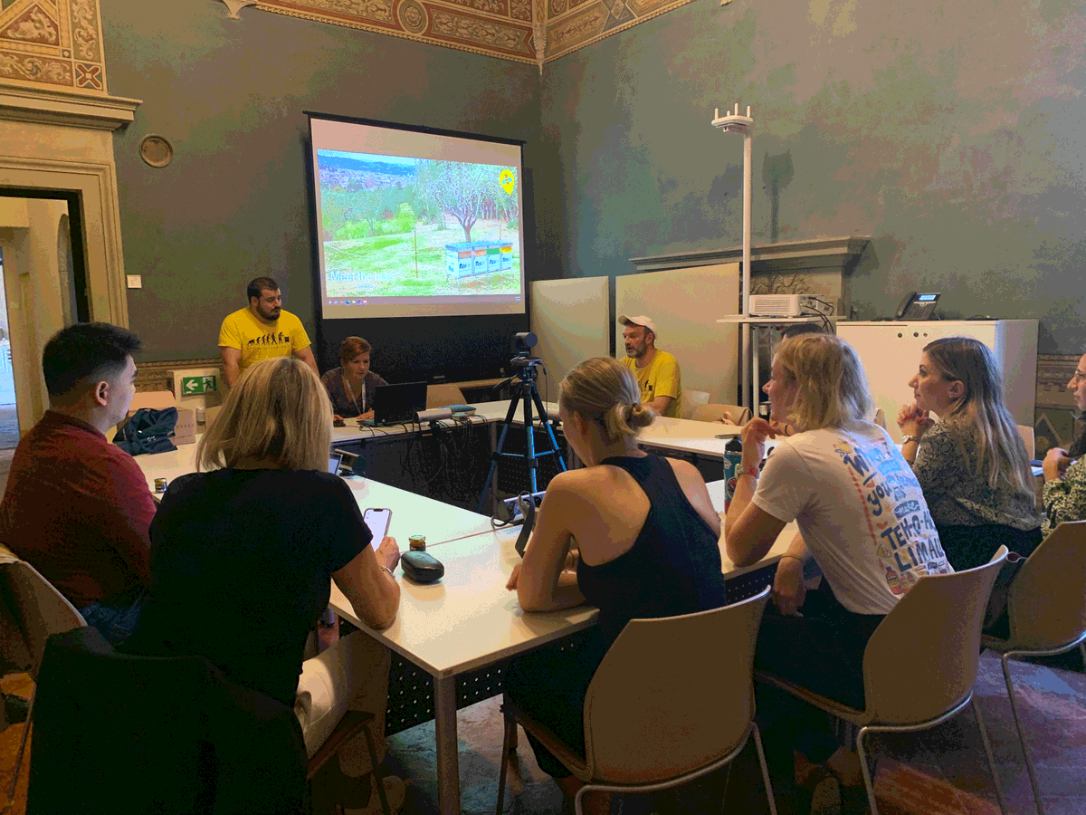 EUI_EU's tweet image. 📷 Bees! This morning, EUI members gathered at Villa Salviati for the inaugural welcome of the EUI beehives, a #GreenEUI 🌱 initiative.

The event, hosted by EUI Secretary General @mdelpanta, included an interactive workshop to learn more about our newest community members 🐝