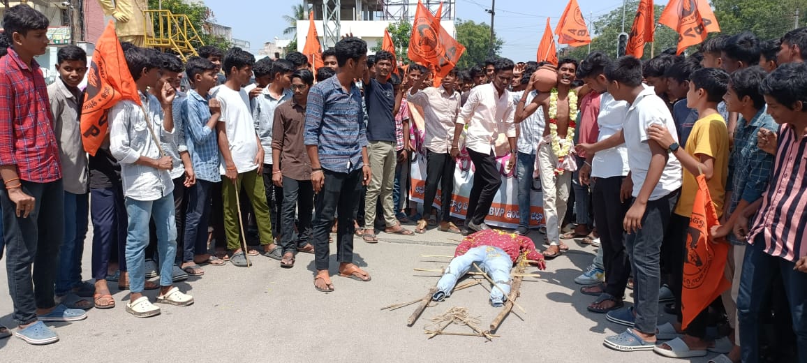 ABVP Telangana karyakartas protested against the KCR Government at various places in the state demanding immediate resolution to the pending TSPSC recruitments and the conduct of fair competitive exams on time.

#ABVPForStudents