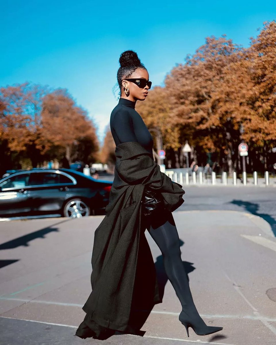 itsthestylehive's tweet photo. #FashionWeekStyle - #AriLennox(@arilennox) attended the #Balenciaga Womenswear Spring/Summer 2024 show as part of #ParisFashionWeek, clad in head-to-toe #Balenciaga fit.
Thoughts?
Styled by - @therealnoigjeremy
Photographed by - @sterlingpics
#TheStyleHive
#AriLennoxStyle https://t.co/Do3xxlM50J