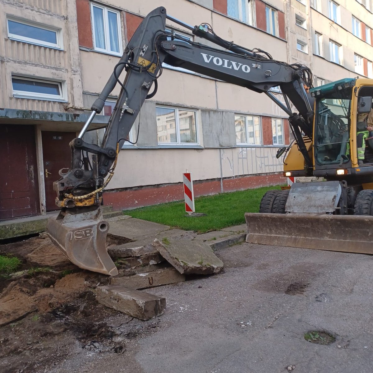 🏡Inženieru ielā 58 ir uzsākta pagalma labiekārtošanas darbu 1. būvniecības kārta, kurā paredzēta 250 m gājēju ietves pārbūve bruģakmens segumā, lietus kanalizācijas izbūve un 8 ielas apgaismojumu pārbūve, uzstādot energoefektīvu LED apgaismojumu.Plašāk🔎 saite.lv/NEV