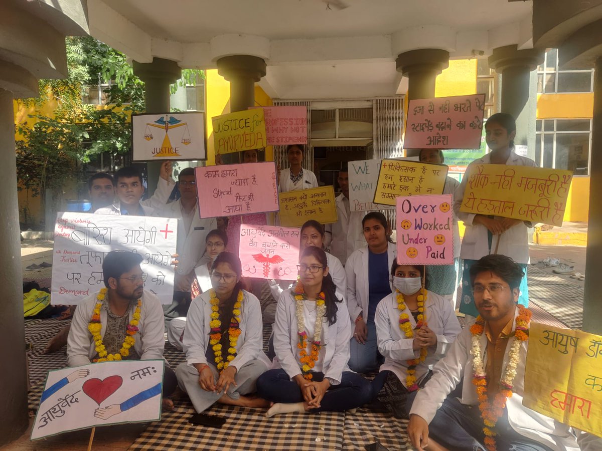 KapilKk8085's tweet photo. शौक नहीं मजबूरी है,
ये हड़ताल जरूरी हैl
#Healersneedhealing
#Stipendlessthandailywages #delayeddegreedelayedprogress #आयुर्वेदकाडूबताभव��ष्य 
#अबकीबारआयुर्वेदछात्रकीहुंकार 
#MPAYUSHHOSHMEAAO #CARELESSAYUSHMP https://t.co/DaMO8w9R62