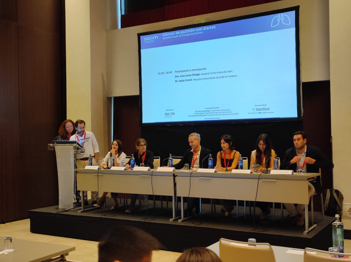 tactics_md's tweet photo. Y hoy también estamos en #Sevilla
La Dra. @analauraortega, presidenta de @saom_oncologia, da comienzo al grupo de Trabajo en #CáncerdePulmón con Dianas 🎯
Acompañamos a los profesionales en #oncología para actualizar sus conocimientos 🧠
#MásQueCongresos💙 #WeareTactics https://t.co/w4rBs0G6GZ