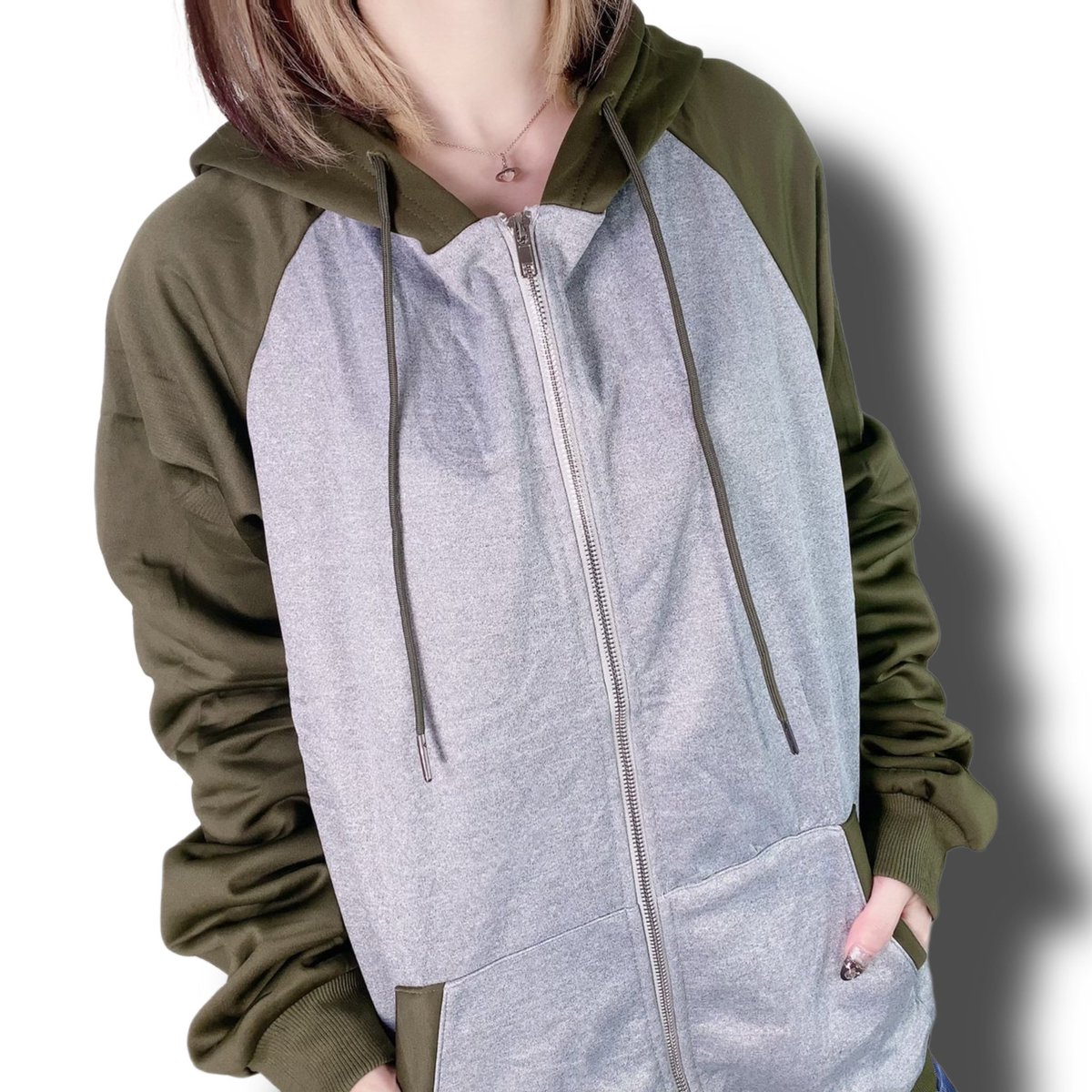 NieR_tokyo's tweet photo. 🎁本日〆切プレゼント企画🎁

うさ耳防寒内側フリース
バイカラーZIP OUTER【KHAKI】

🎁3名様にプレゼント🎁

ユニセックスアイテムです🐰

◼応募方法
フォロー(@NieR_tokyo) &amp; RT
◼締切〆  本日24時

※鍵垢の方も対象内です。

是非ご参加ください🙇‍♂️🙇‍♀️ https://t.co/sB2e4282Wo