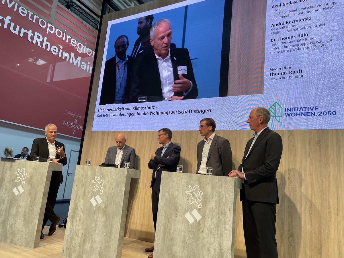 „#Klimaschutz ist eine Gemeinschaftsaufgabe, deshalb muss sie auch gemeinschaftlich finanziert werden“, plädiert #NHW-Geschäftsführer Dr. Thomas Hain beim Panel zum Thema Finanzierung des Klimaschutz in der #Wohnungswirtschaft.
Das Panel auf Youtube: youtube.com/live/6Go1WP7dZ…