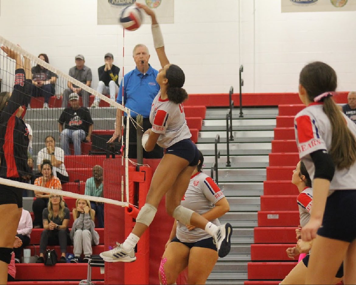 brittneeminter's tweet photo. She gets up there ๐๐ช๐ผ
#laylagreen #butlerhighschool #louisville #volleyball #freshman https://t.co/XrQNdEGbKF