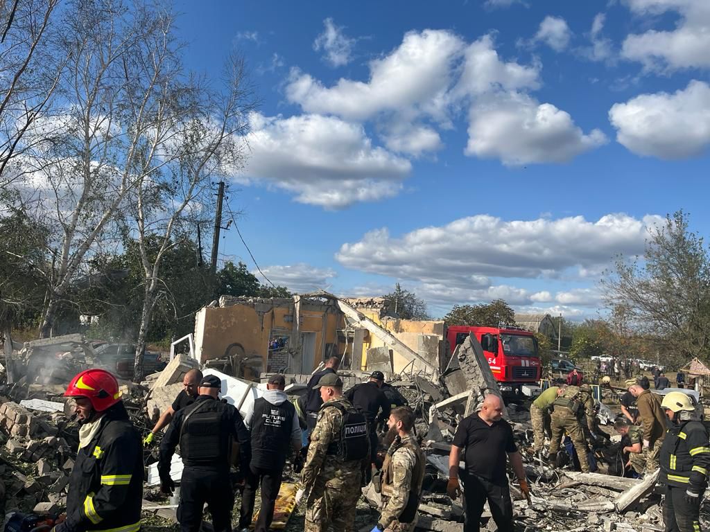 ZelenskyyUa's tweet image. Russian missile struck an ordinary grocery store in the Kupiansk district of the Kharkiv region. This was a fully deliberate, demonstrative, and brutal terrorist attack.

As of now, more than 51 people have been reported dead. My condolences to all those who have lost their loved…