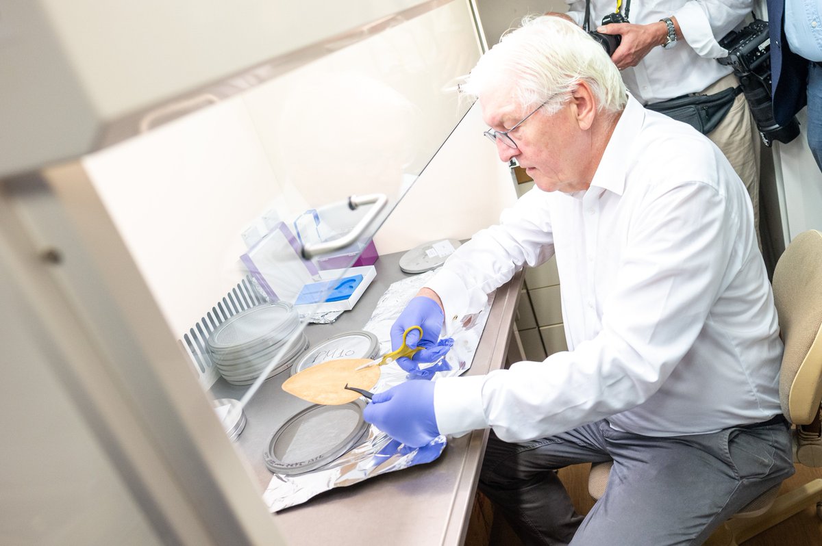 Tag 2 in Cabo Verde war dem #Klimaschutz gewidmet. Der Bundespräsident setzt sich für internationale Kooperationen im Bereich der Klimaforschung ein. Nach dem Atto-Turm in 🇧🇷 u. einem Besuch im malaysischen Regenwald hat er heute d. Cape Verde Atmospheric Observatory besucht. /2