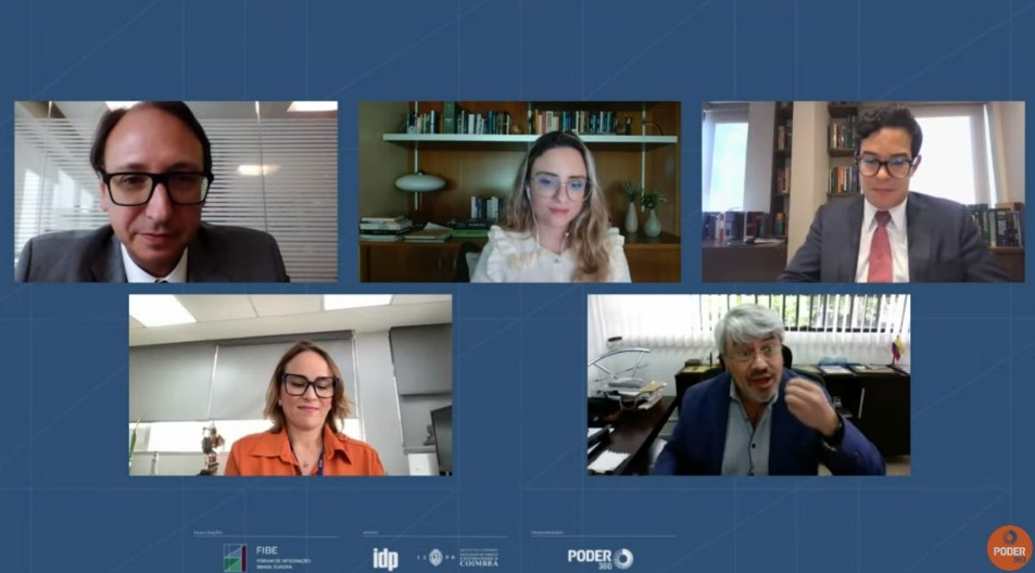 Encerra agora o 3º webinário da série Futuro da Tributação, moderado pelo Prof. <a href="/lucianofuck/">Luciano Fuck</a> e participação e @FernandaPaco_ , <a href="/rulizv/">Raul Zambrano</a>, Tácio Lacerda Gama e <a href="/mullerebeca/">Rebeca Drummond de Andrade Müller</a> .