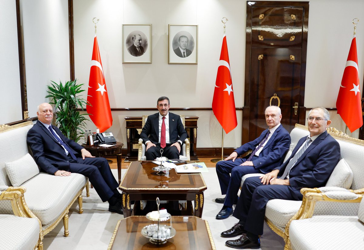 semsibayraktar's tweet photo. Cumhurbaşkanı Yardımcısı Sayın Cevdet Yılmaz’ı ziyaret ettim. Sayın Yılmaz’la başta pamuk fiyatları olmak üzere üreticilerimizin sorunlarını görüştük. https://t.co/s6bl4hevl9