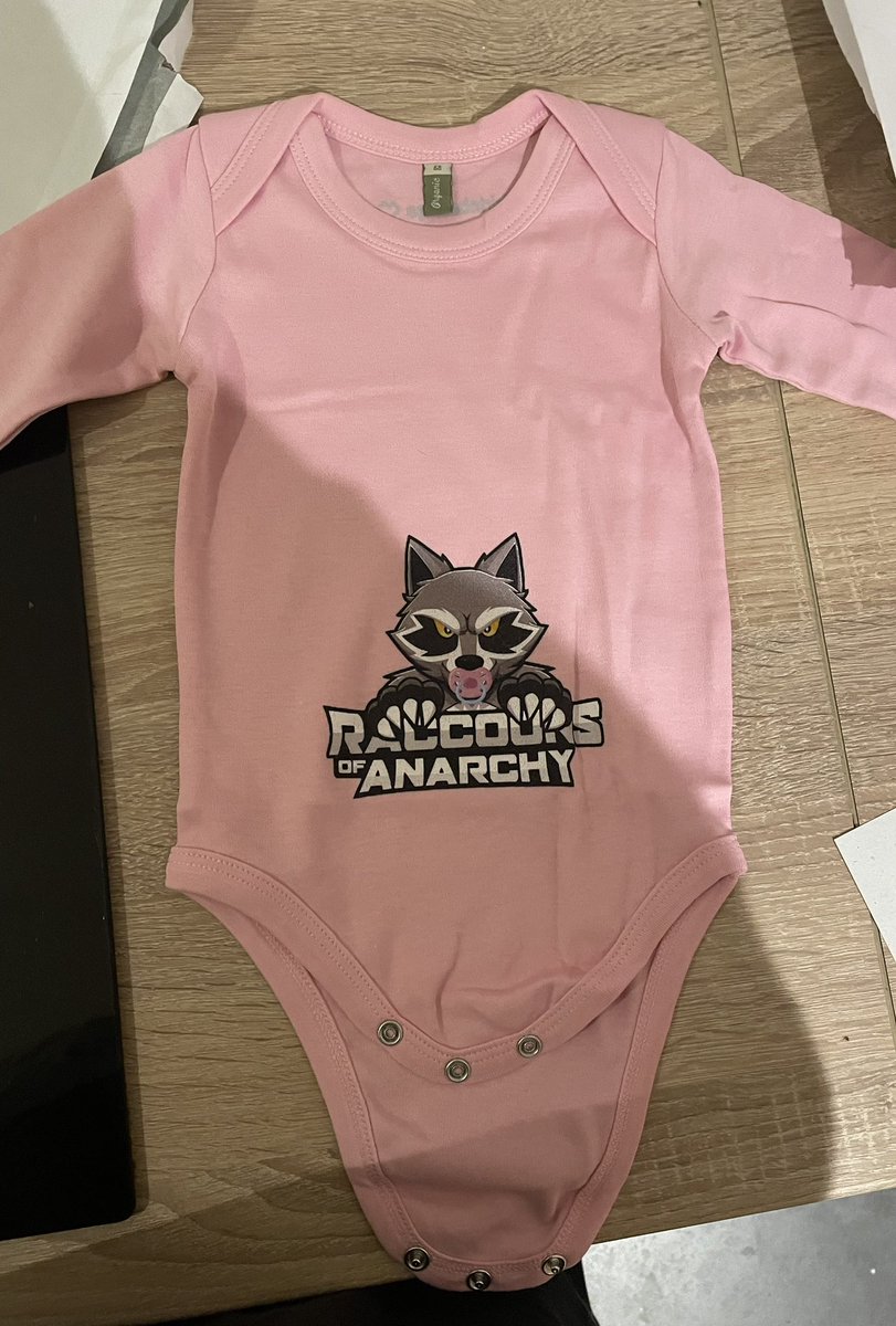 Gestern Abend um 23:55 Uhr ist unserer Orga eine neue Azubine beigetreten, diese wird speziell ausgebildet um zukünftig 
Pandas und Füchsen das Fell über die Ohren zu ziehen 💪🏻