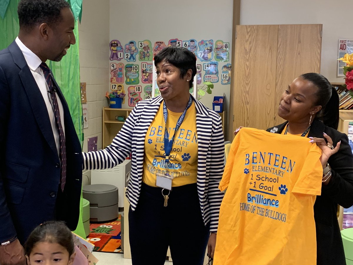 It’s #GAprekweek and <a href="/andreforatlanta/">Andre Dickens</a>, Atlanta’s Mayor, spent some , out of his busy schedule, reading the 📖 #cheerabooktocelebratecommunity to our <a href="/Benteenprek/">PRE-K Benteen</a>‼️<a href="/aps_OEL/">APS Early Learning</a> <a href="/docdrewlovett/">Andrew Lovett Jr., Ph. D.</a> <a href="/lexology00/">Alexa Smith</a> @BenteenIBPYP <a href="/PrincessS2003/">Princess S</a> <a href="/pwbrownKMS/">Paul W. Brown</a> <a href="/apsupdate/">ATL Public Schools</a>