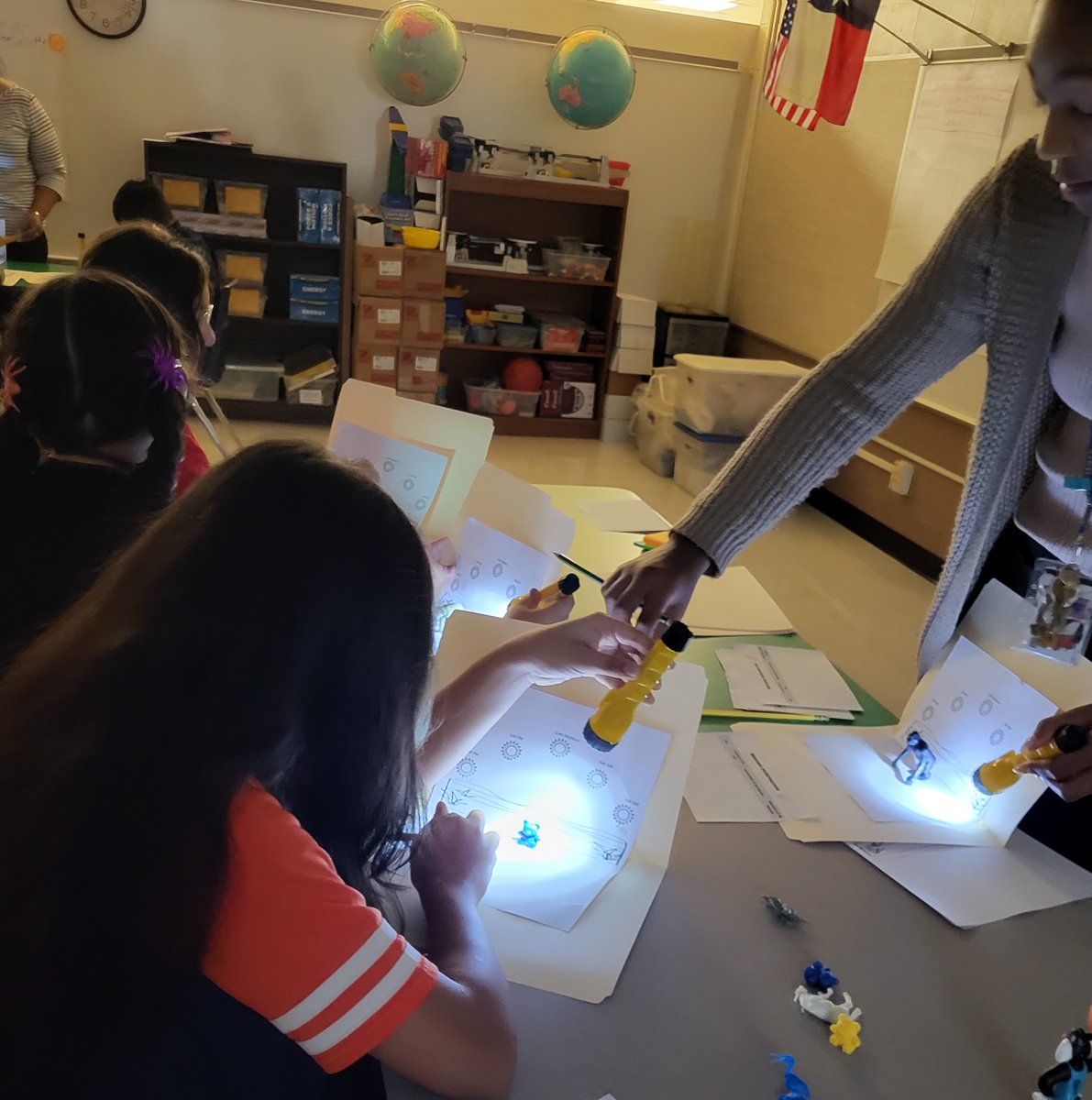 jamologan's tweet photo. Science learning lab @RaymondES_AISD understanding shadow patterns and the apparent movement of the 🌞! @BakerDana2424 #MyAldine #ScienceRising https://t.co/6qMyYo2mr0