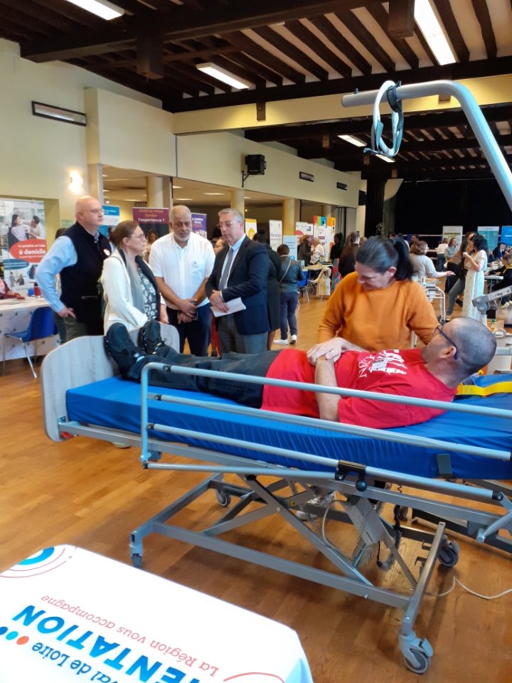 Forum Génér’action ce jeudi 5 oct. à Châteaudun sur les métiers du Grand-âge.  🙏 l’équipe pôle emploi de Châteaudun et aux partenaires pour recruter 🎯, former 🎓 et faire découvrir 👁️ ces métiers essentiels 👍. #AvecPôleEmploi #TousMobilisés #