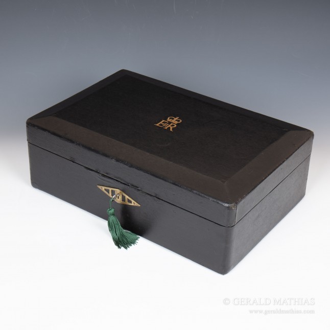 _christineluca's tweet photo. #10069. A Queen Elizabeth II Mid Century Black Parliamentary Leather Cloth Despatch Box.
Dimensions 46 x 30.5 x 14.5 cm
weight 3.7 kg https://t.co/Ofg7hLmhpq
