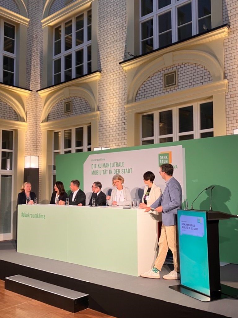 Der #DenkraumKlima brachte am Mittwoch viele Menschen und Perspektiven zusammen. Wir möchten uns bei allen Beteiligten für den spannenden Austausch bedanken: Martina Englhardt-Kopf, Dr. Uwe Gackstatter, Hartmut Höppner, Susanne Menge und Pelin Wolk.

#Klimaneutralität #Mobilität