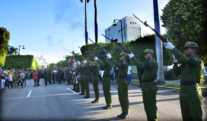🖤🇨🇺 Fuerzas de Salvamento y Rescate despiden a sus caídos: Yoandra Suárez López, de 40 años, y Luis Alejandro Llerena Martínez, de 23, quienes perdieron la vida en el derrumbe del edificio sito en Lamparilla No. 368, esquina a Villegas. 

📷 <a href="/JuvenalBalan/">Juvenal Balán</a> / <a href="/Granma_Digital/">Periódico Granma</a>