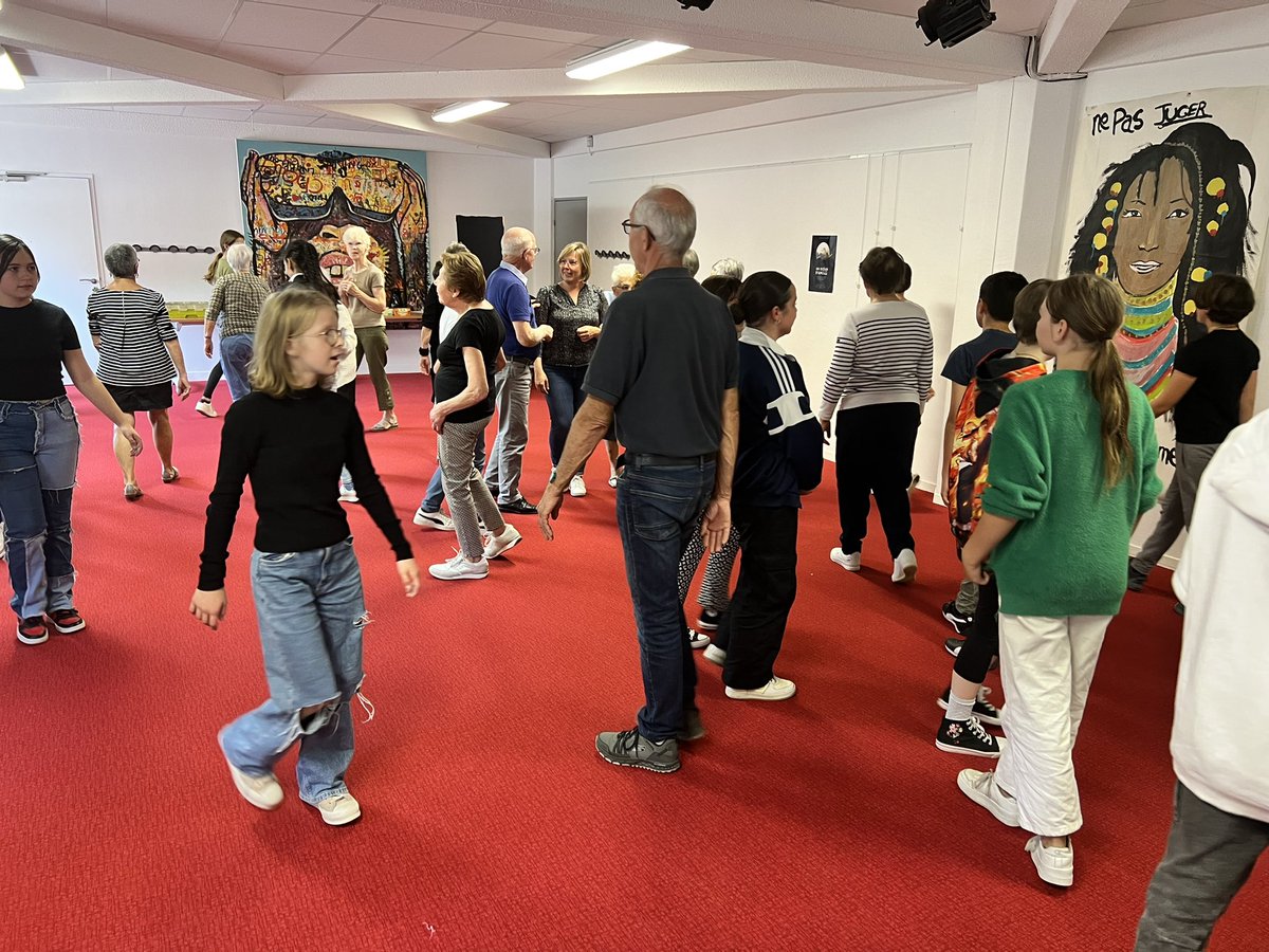 DelfMorand's tweet photo. 🎭 Très belle rencontre intergénérationnelle au [clg Les Rochers Sevigné] : cette action pensée par le CCAS et les professeurs du dispositif CHAT a pu favoriser les liens entre élèves et seniors, par le jeu théâtral et l’improvisation. #theatre #partage #SemaineBleue https://t.co/bbos45tMFX