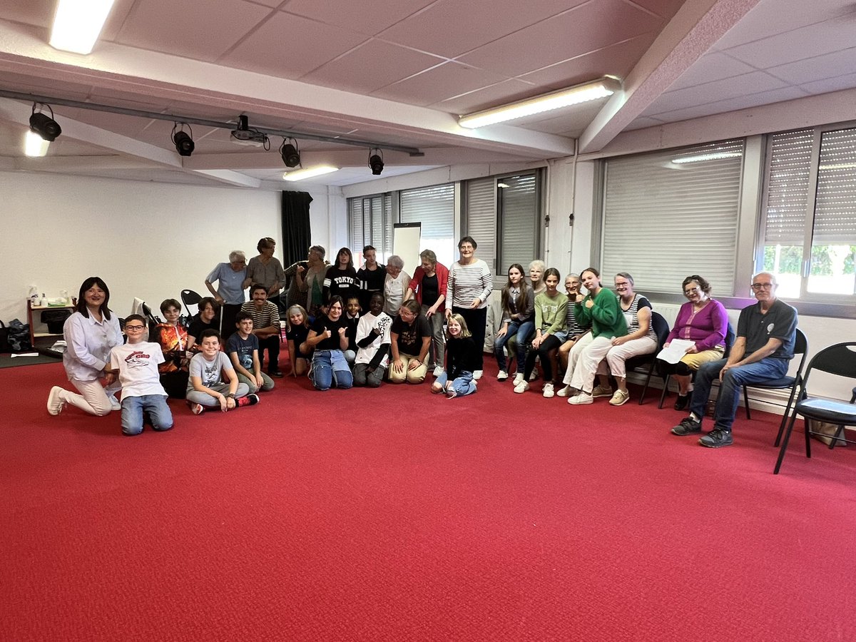 🎭 Très belle rencontre intergénérationnelle au [clg Les Rochers Sevigné] : cette action pensée par le CCAS et les professeurs du dispositif CHAT a pu favoriser les liens entre élèves et seniors, par le jeu théâtral et l’improvisation. #theatre #partage #SemaineBleue