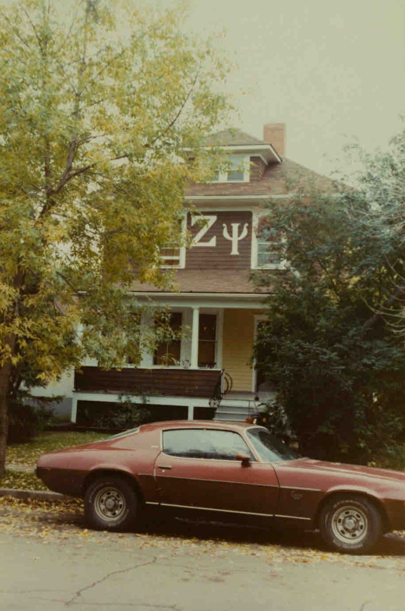 Today’s #Throwback is an image of the Mu Theta chapter house at the University of Alberta back in 1980. Wonder how that car is doing nowadays🙌

@zetapsi.ualberta on Instagram!

#Zetapsi #TKPhi