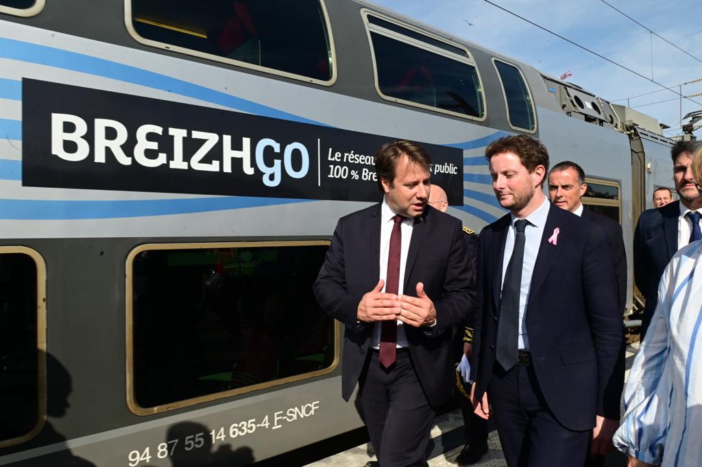 regionbretagne's tweet photo. 🚉 2 trains sur la même voie en #gare de #Rennes !

#2TMV : c'est le nom de ce projet novateur dont le but est d'augmenter la capacité de la gare. Inauguré ce jeudi, ce concept fait office de pilote national en vue d’un déploiement complet. 👇

https://t.co/ofoLYUuFAB https://t.co/xC96BL8jvr