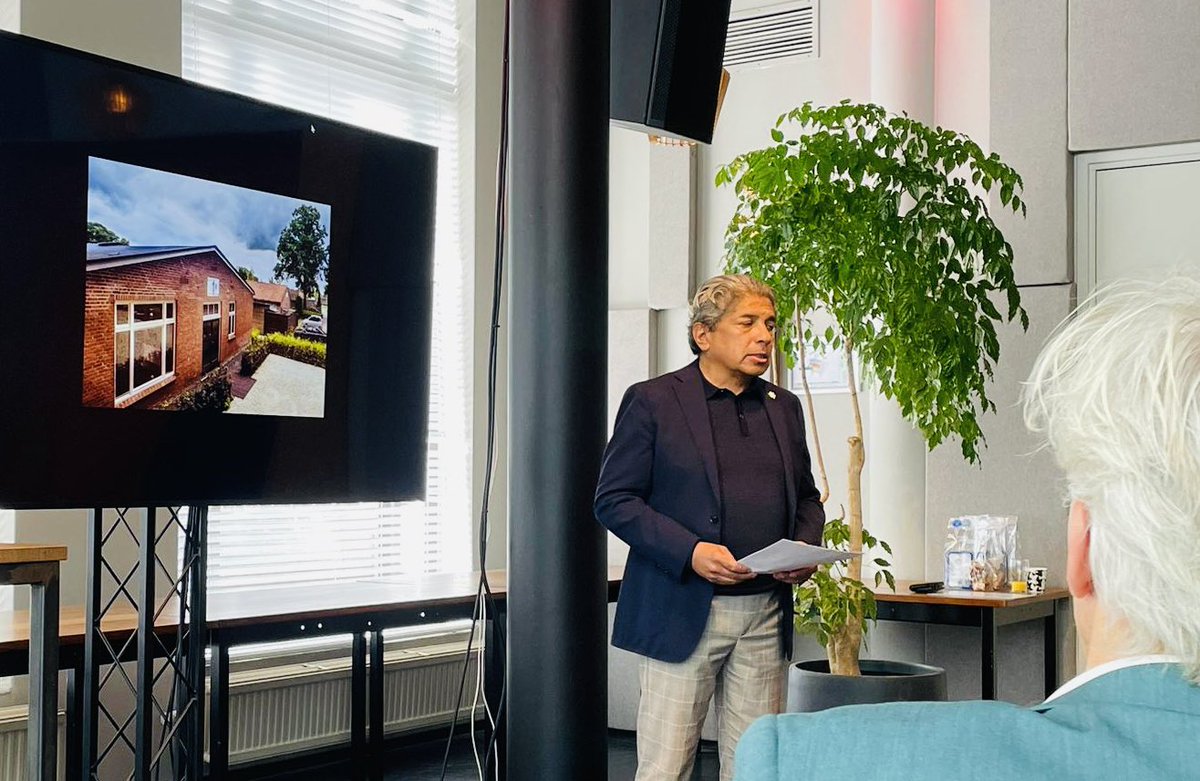 Sjors Fröhlich (@sjorsfrohlich) on Twitter photo Mooie workshop mogen geven met collega’s @martijn_vroom <a href="/HanWeber/">Han Weber</a> en <a href="/RockyTuhuteru/">Rocky Tuhuteru</a> <a href="/LudydeVos/">Ludy de Vos</a> over het hebben van een Ambonees Molukse gemeenschap in je gemeente.
Hoe belangrijk erkenning van het leed is. En hoeveel we nog te leren hebben over onze geschiedenis. <a href="/burgemeesters/">Burgemeesters</a> Mooie workshop mogen geven met collega’s @martijn_vroom <a href="/HanWeber/">Han Weber</a> en <a href="/RockyTuhuteru/">Rocky Tuhuteru</a> <a href="/LudydeVos/">Ludy de Vos</a> over het hebben van een Ambonees Molukse gemeenschap in je gemeente.
Hoe belangrijk erkenning van het leed is. En hoeveel we nog te leren hebben over onze geschiedenis. <a href="/burgemeesters/">Burgemeesters</a>