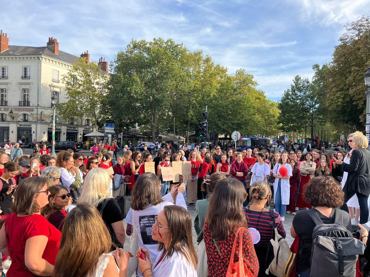 Mobilisation à Tours! ✊Face au mépris du @Sante_Gouv, les #étudiants et #orthophonistes se mobilisent le #5oct aux côtés de leurs associations locales, de @La_FNEO, des syndicats pro et de l’intersynd pour défendre leur #formation et leur future profession ! #OrthophonieEnDanger