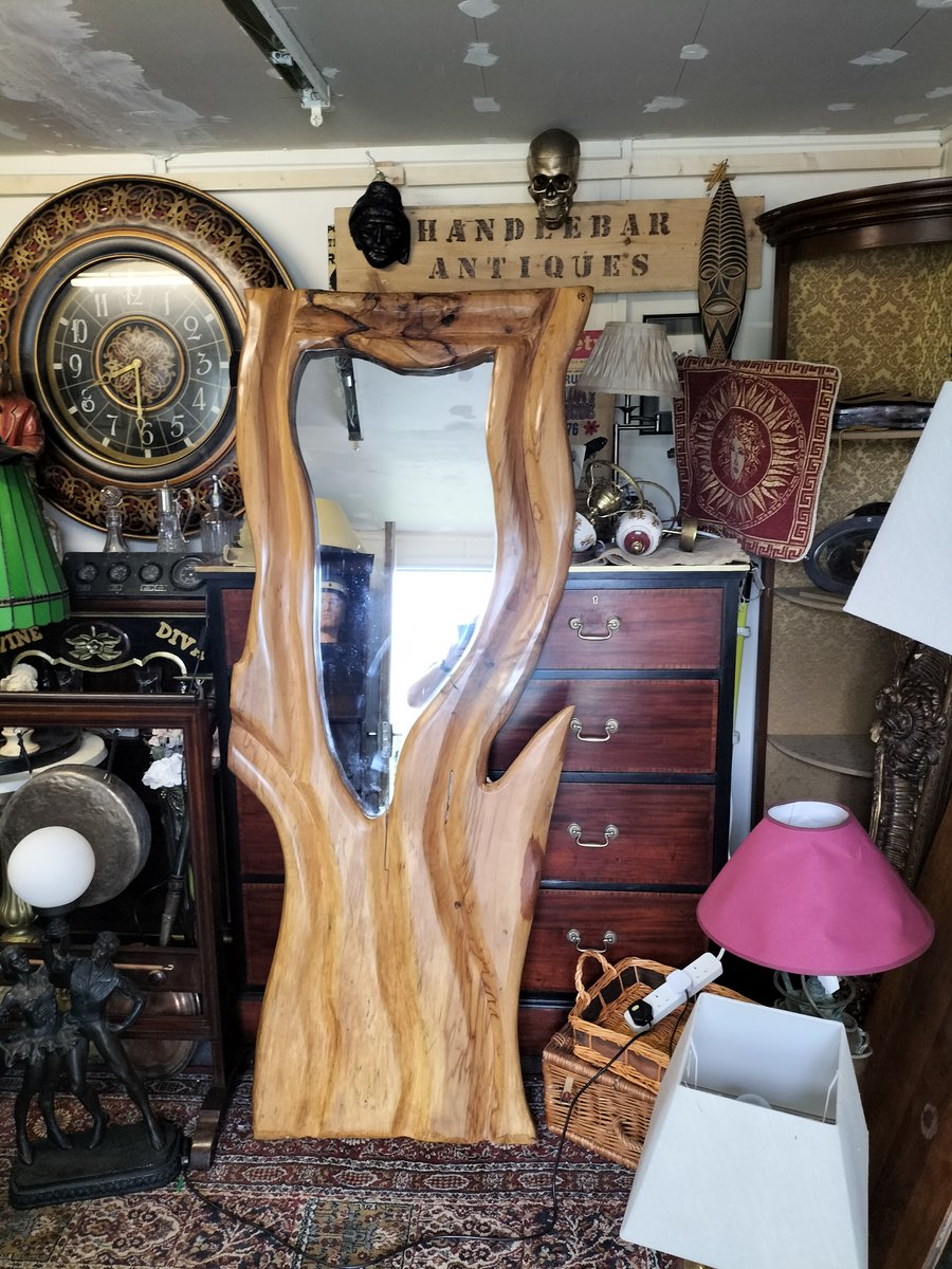 Live edge mirror Bring the outdoors in with our stunning Live Edge Mirror, meticulously handcrafted to capture the beauty of raw, natural wood. Rustic charm whether it's your living room, bedroom, or even a chic restaurant or boutique.