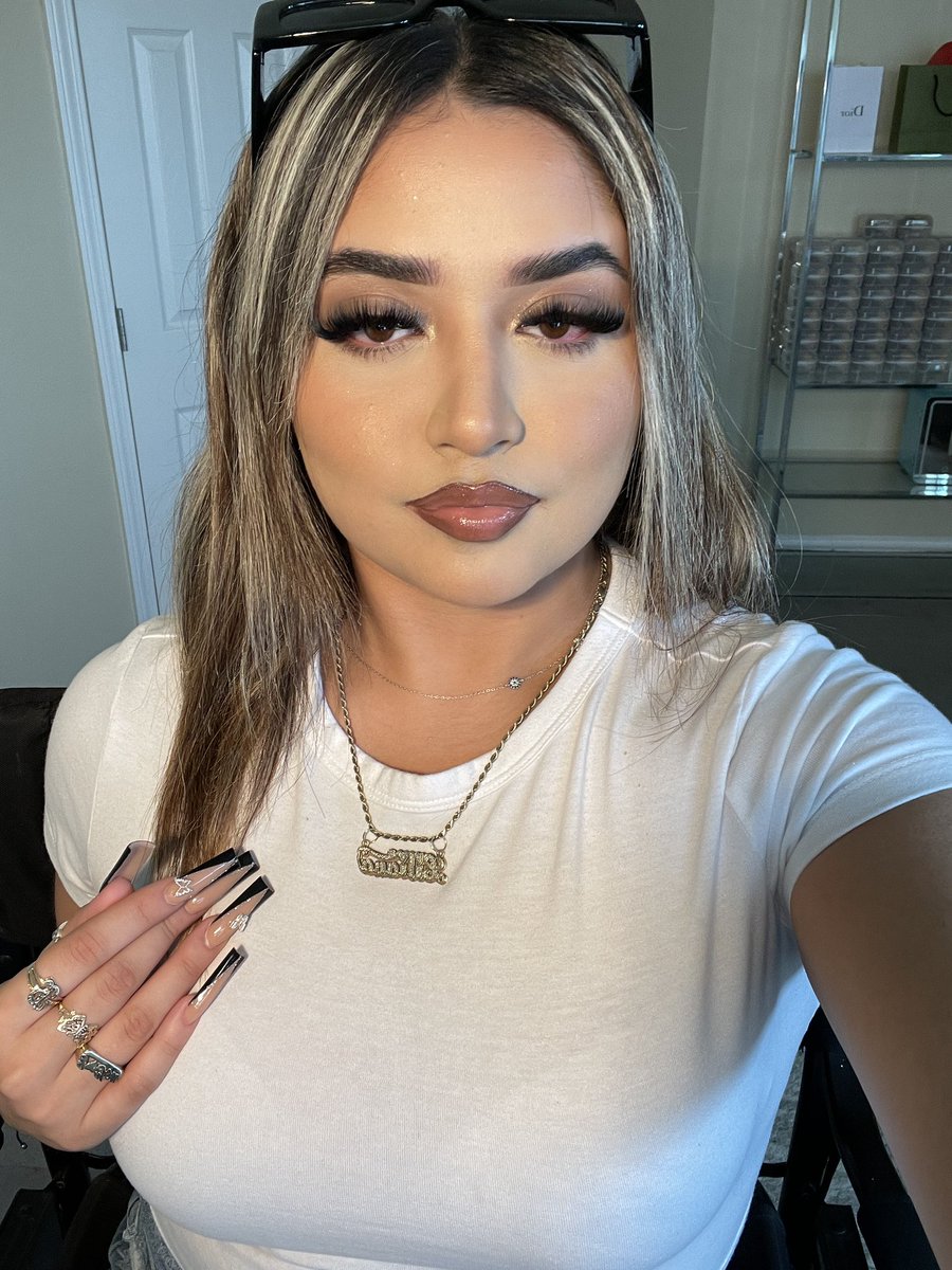liliaanaaxo's tweet photo. face 💳 https://t.co/UsalTeE8Yf