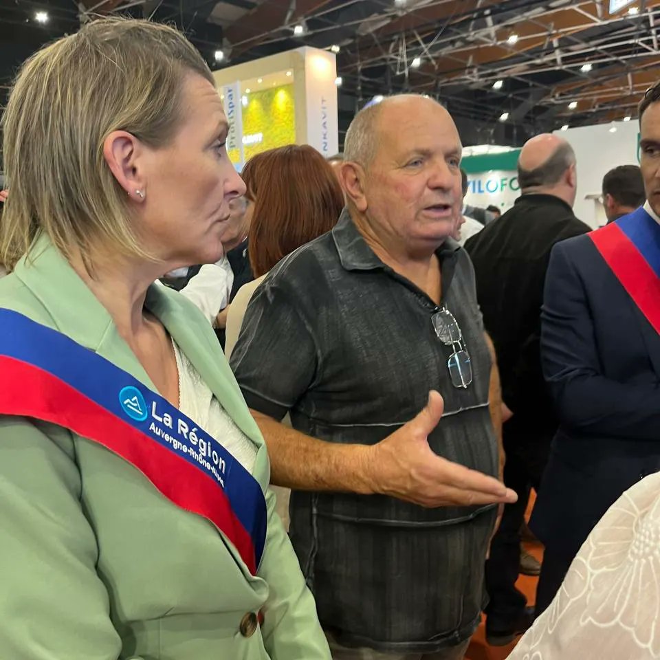 🟢 Présente au #SommetElevage à Cournon-d'Auvergne avec mes collègues du <a href="/GroupeRnAURA/">Groupe RN AURA</a> , nous avons accueilli et accompagné <a href="/J_Bardella/">Jordan Bardella</a> #VivementLe9Juin
🟢 Notre #agriculture doit être soutenue et  protégée face à l'#UE et à ces traités de libre échange! <a href="/RNational_off/">Rassemblement National</a>