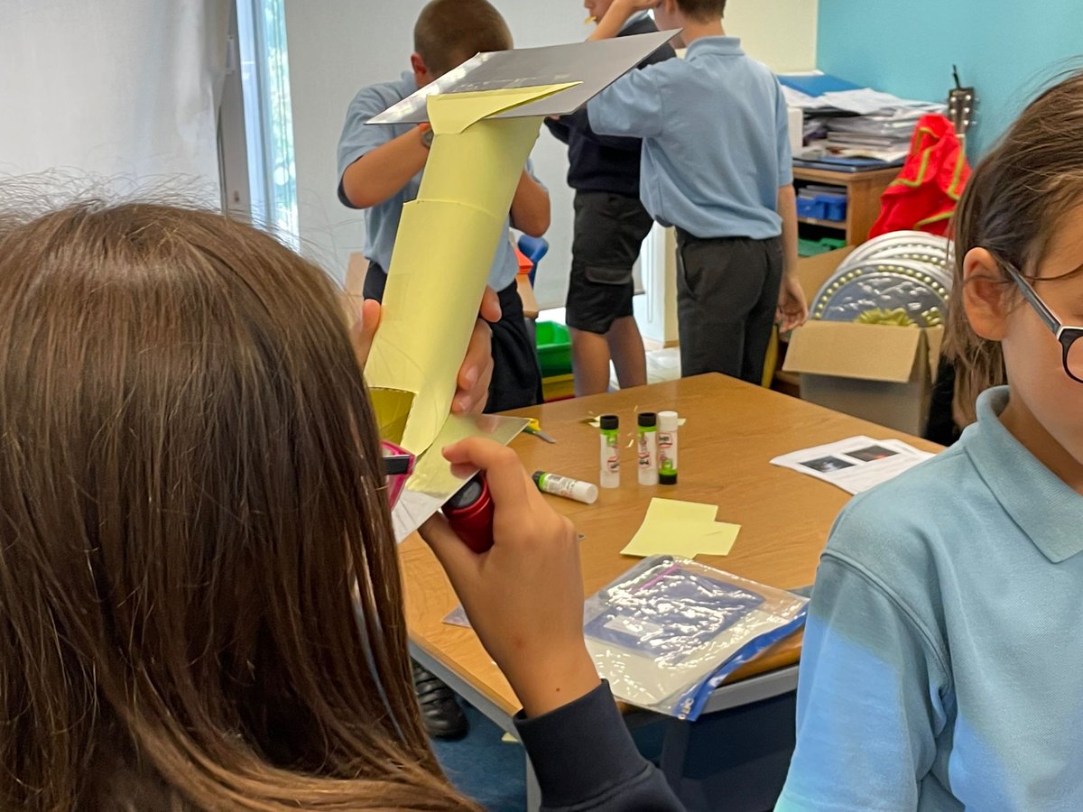 HambrookSchool's tweet photo. #hambrook6 scientists have investigated reflection this afternoon by exploring angle of light rays and creating our own periscopes! 🔦 https://t.co/vAuRpyToGq