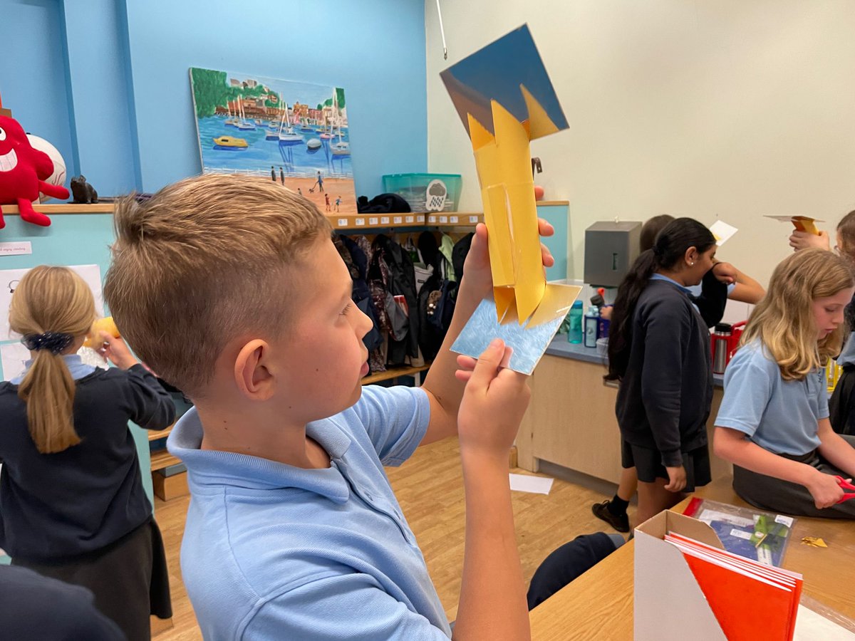 HambrookSchool's tweet photo. #hambrook6 scientists have investigated reflection this afternoon by exploring angle of light rays and creating our own periscopes! 🔦 https://t.co/vAuRpyToGq