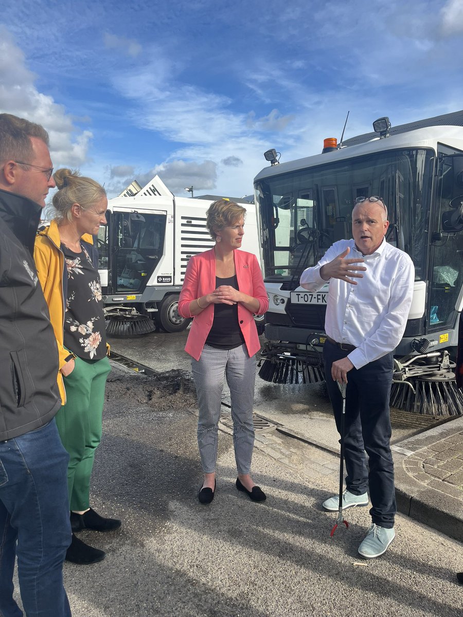 🌟 Vandaag mijn eerste werkbezoek voor de <a href="/GemeenteDenHaag/">Gemeente Den Haag</a>! ☀️ Ik mocht <a href="/Hilde_PM/">Hilde Mulder</a> ontvangen bij de Haagse Straatorganisatie. Een organisatie dat niet alleen onze stad schoonhoudt, maar mensen ook ondersteunt in hun bestaanszekerheid. Inspirerend om zo de waarde van werk te zien.