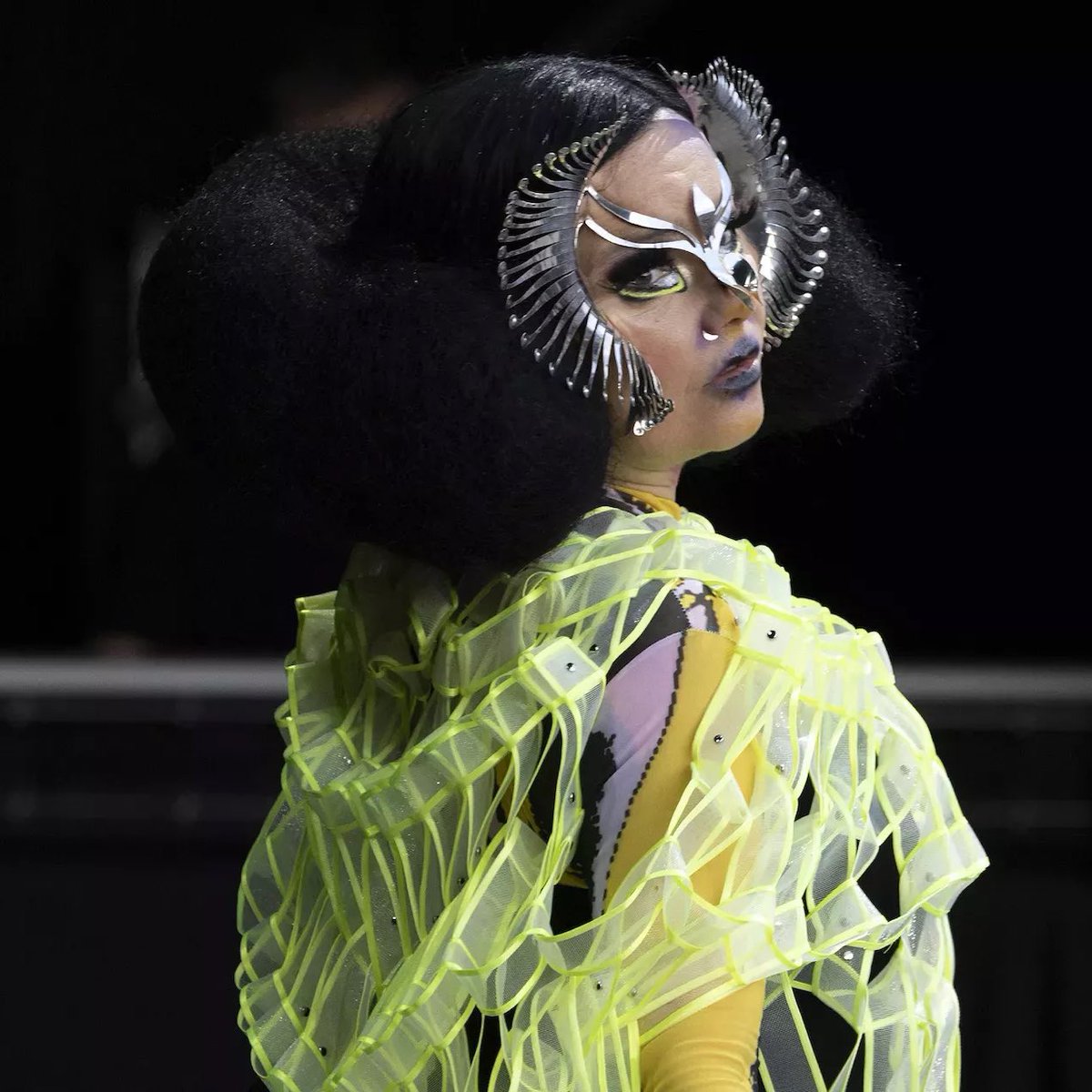 MOTOMAMlTOUR's tweet photo. La artista Björk ha anunciado via Instagram que sacará una colaboración junto a Rosalía en este mes de Octubre. https://t.co/a1v9M7m2pG