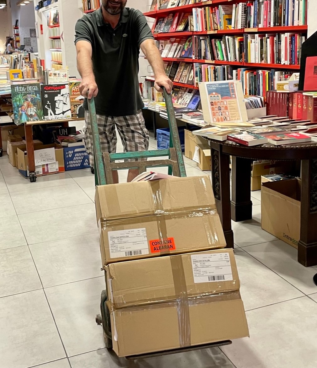 pauetvidal's tweet photo. Aquí carregant uns quants quilos de mots pagesos, que el #premiDocumenta no es jutja sol
(a la caixa de sobre hi ha els diccionaris per si hi trobo palabros castissos d'aquests que els agraden a les primaverasàuns) https://t.co/D1Lpxnlr0m