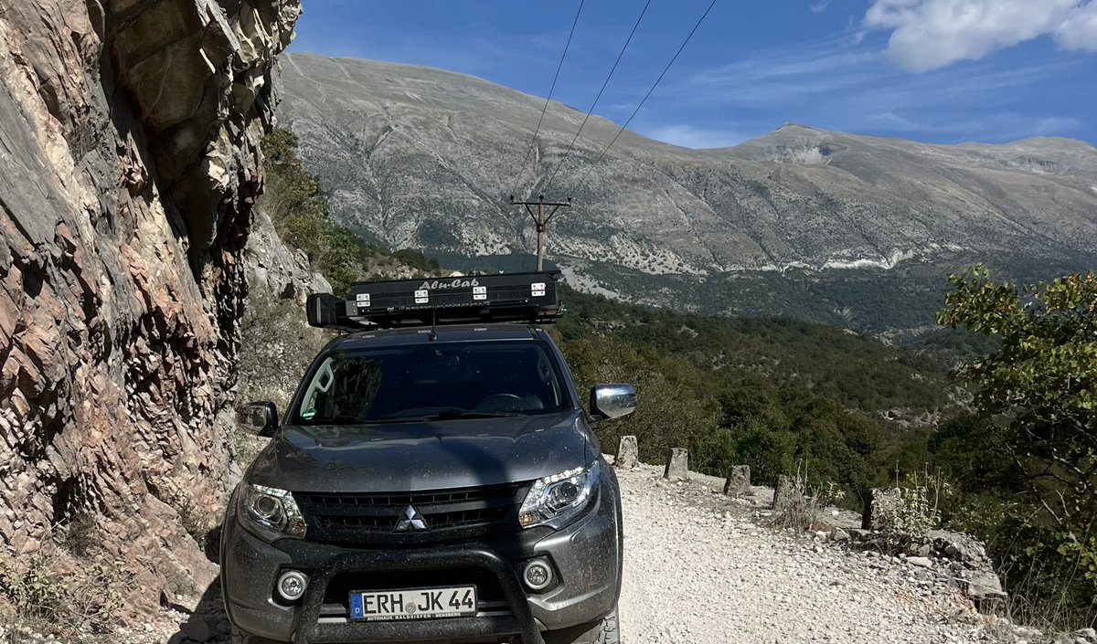 #AlbanienTour 😊Was für ein Ritt: mit dem #Dachzelt #Camper wieder #offroad in die Berge😊Von #Gjirokaster #Albanien nach #Erind #Hoshteve (1700 m) #Topove, #Polican nach #Libohove #albania 😊#alucab #JockiFoto #HJKrieg #dachzeltnomaden #AllradCamper #lis_der_l200_camper #Travel