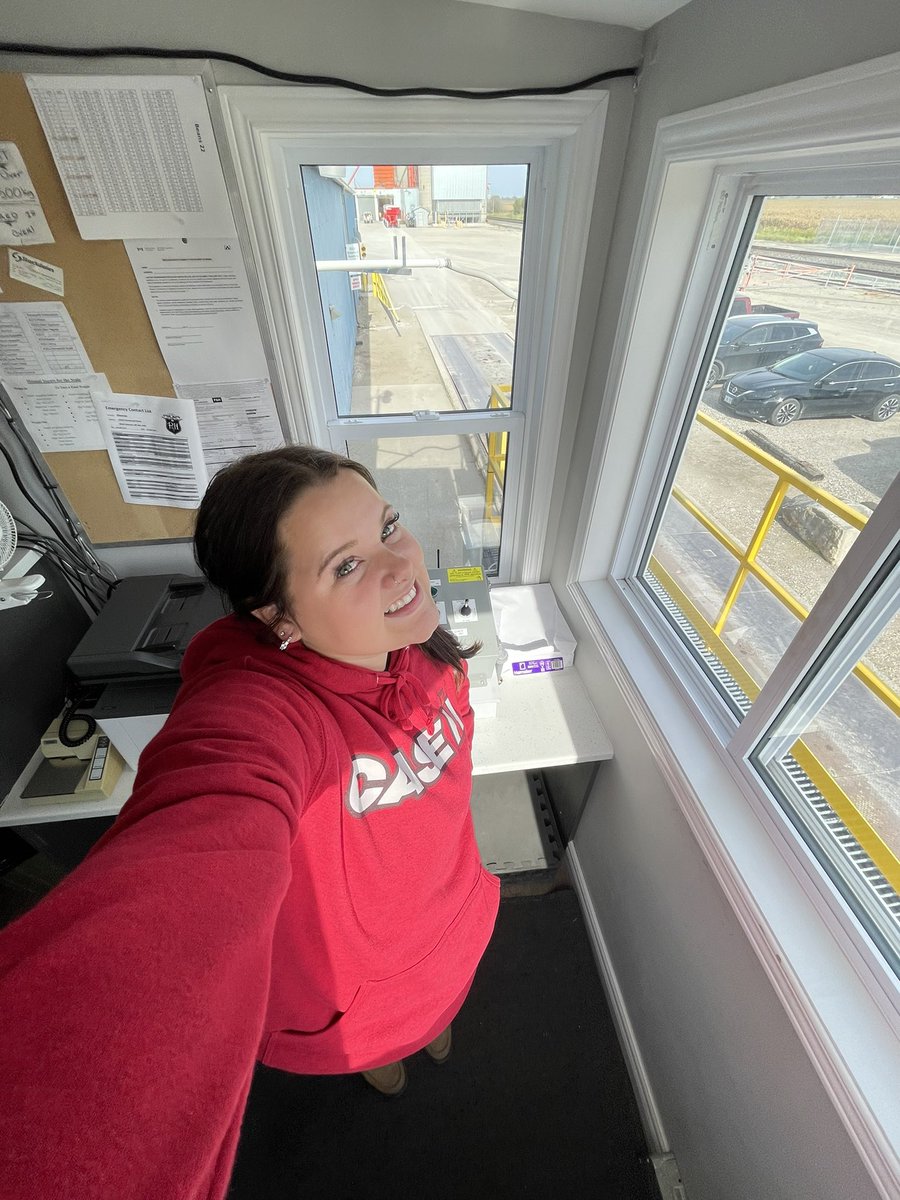mara_cutting's tweet photo. Favourite time of year 😁 #OntAg #Soybeans2023 #WomenInAg #CanadianAg https://t.co/xbmUel3v1P