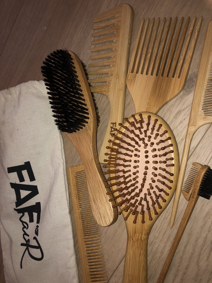 LVFMART's tweet image. Comme je suis revenue à l’Afro je peux enfin vous parler du set de produits à coiffer de FAF’HAIR.

J’ai déjà testé son bonnet et de son taie d’oreiller en satin grand et confortable là.

Pardons consommons guinéen. Elle est sur TikTok Facebook et Instagram.