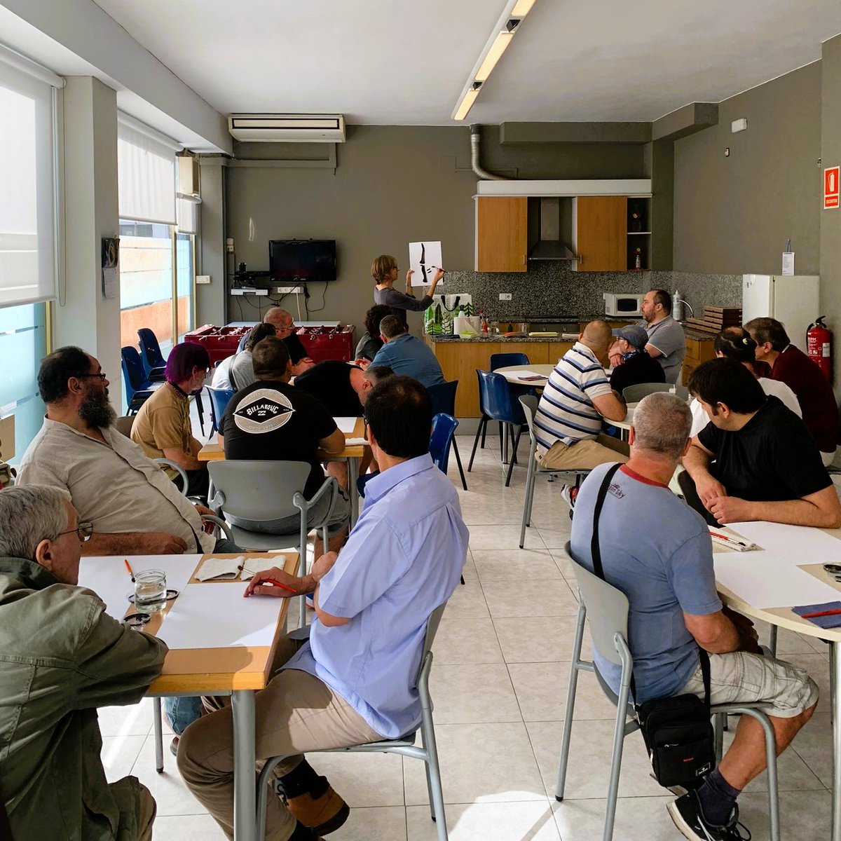 iasgirona's tweet photo. 👏Jornada de portes obertes del Servei de Rehabilitació Comunitària #BaixEmpordà en el marc del Dia Mundial de la #SalutMental, un dia festiu dedicat també als familiars. El centre ha organitzat el taller d'artteràpia "Un dret en construcció", amb l'artterapeuta Dolors Grau #DMSM https://t.co/SQBGWI4mln