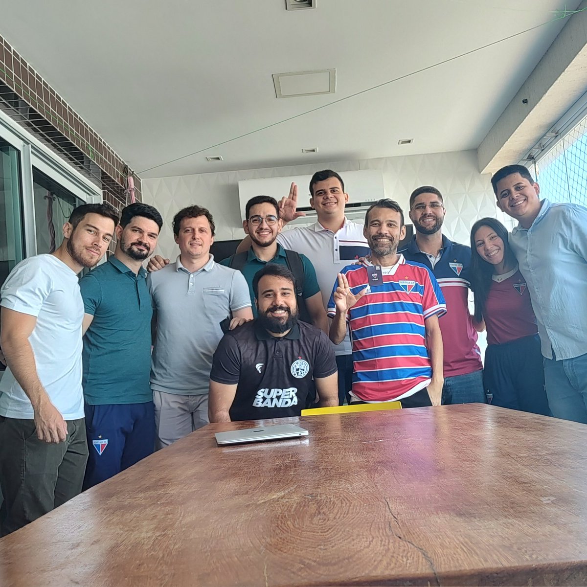sidartaarruda's tweet photo. Hoje o expediente matinal do nosso MKT foi aqui em casa. A pauta foi fofoca, piadas e amenidades. Com direito à mística tricolor de presente. Valeu, meus amigos queridos, amo vocês ❤️ https://t.co/EVEuE8UVqi