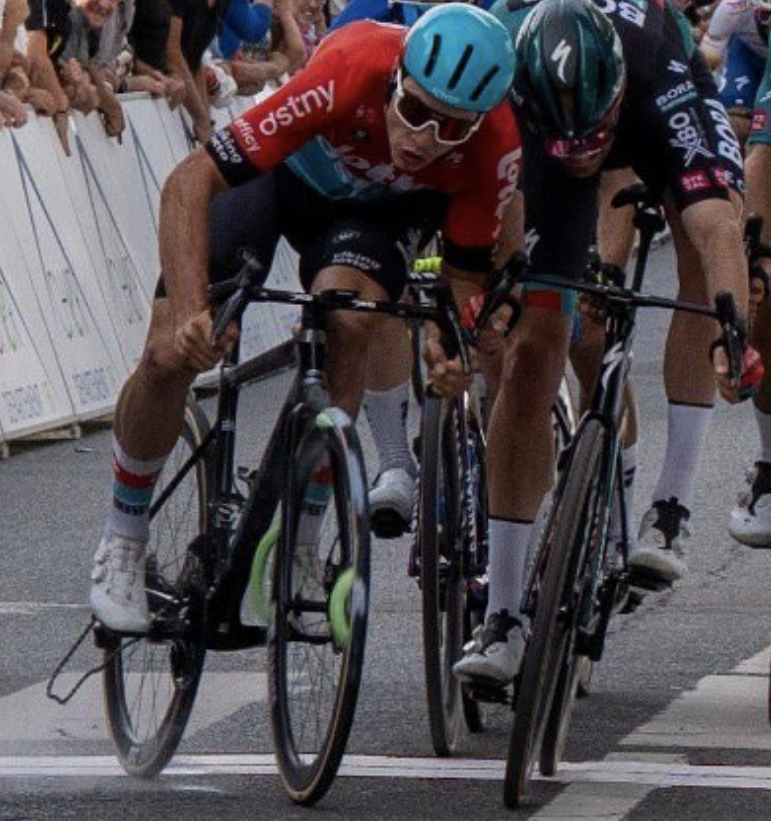 cronoescalada's tweet photo. A De Lie se le sale la cadena, le revienta el tubeless....

📸 LNC / M.Vaning https://t.co/GyxKWJvcbA