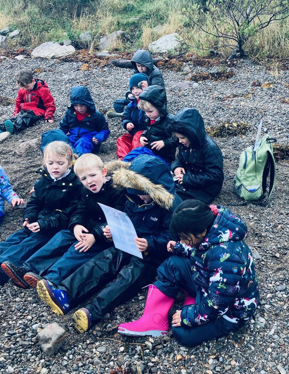 Lovely afternoon out in the lashing rain with Ullapool Primary searching for the wee beasts of the tides. No one moaned! I put a warm filter on two of these picture, it doesn't help. @seawilding 🌧️🐟🌈