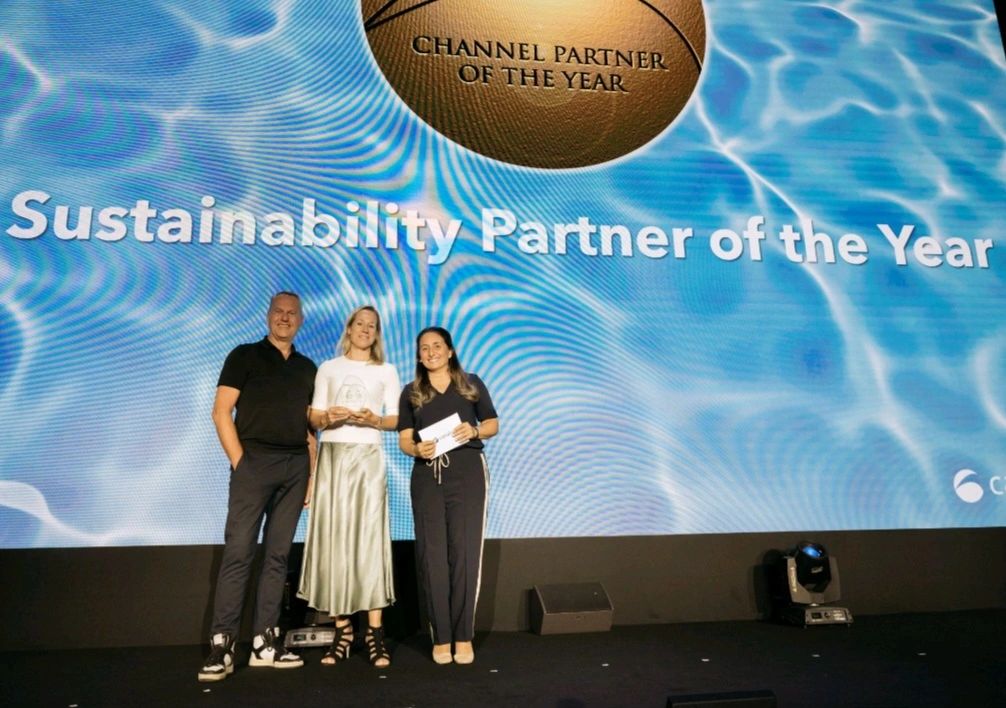 So proud of being rewarded as "Sustainability Partner of the Year" at <a href="/Canalys/">Canalys (part of Omdia)</a> with Maaike Dekkers-Duijts on behalf of Four IT for our 360 life cycle management solution and how we contribute to ESG goals for our customers and partners.