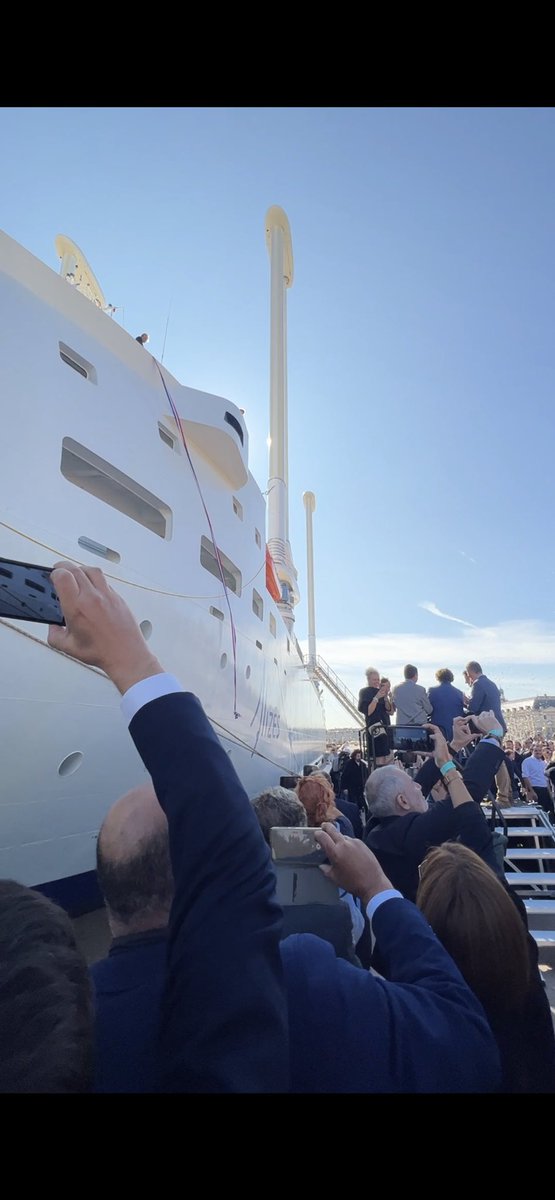 Beaucoup d’enthousiasme au baptême du cargo à propulsion vélique Canopée, véritable succès made in 🇪🇺 dans la décarbonation de l’industrie. 
A quand le lancement d’appels à projets sur le vélique avec le Fond Innovation <a href="/ThierryBreton/">Thierry Breton</a> ? Nos industries n’attendent que ça !