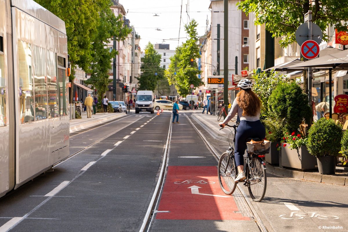 Nehmt jetzt an der #Befragung zum #VeloGleis teil! 💬🚲

Das Pilotprojekt von Stadt und <a href="/DieRheinbahn/">Rheinbahn</a> an der Nordstraße  soll verhindern, dass Radfahrer/innen mit dem Rad in den Rillen der #Schienen steckenbleiben. 

➡️ duesseldorf.de/onlinebefragun…

➡️ ow.ly/TmHb50PThWp
