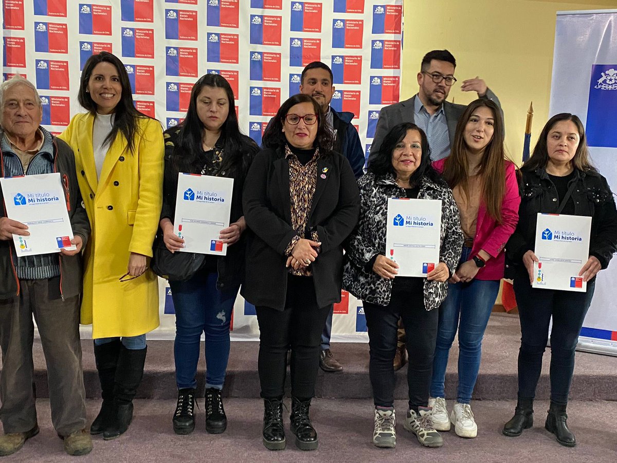 #MiTituloMiHistoria Delegada @carlapenarios junto al @SubseBBNN Sebastián Vergara, seremi @LosRiosBBNN y parlamentarios participaron de la entrega de 16 títulos de dominio a 16 familias de la comuna de #Valdiviacl, quienes desde hoy son propietarios de sus terrenos y viviendas.