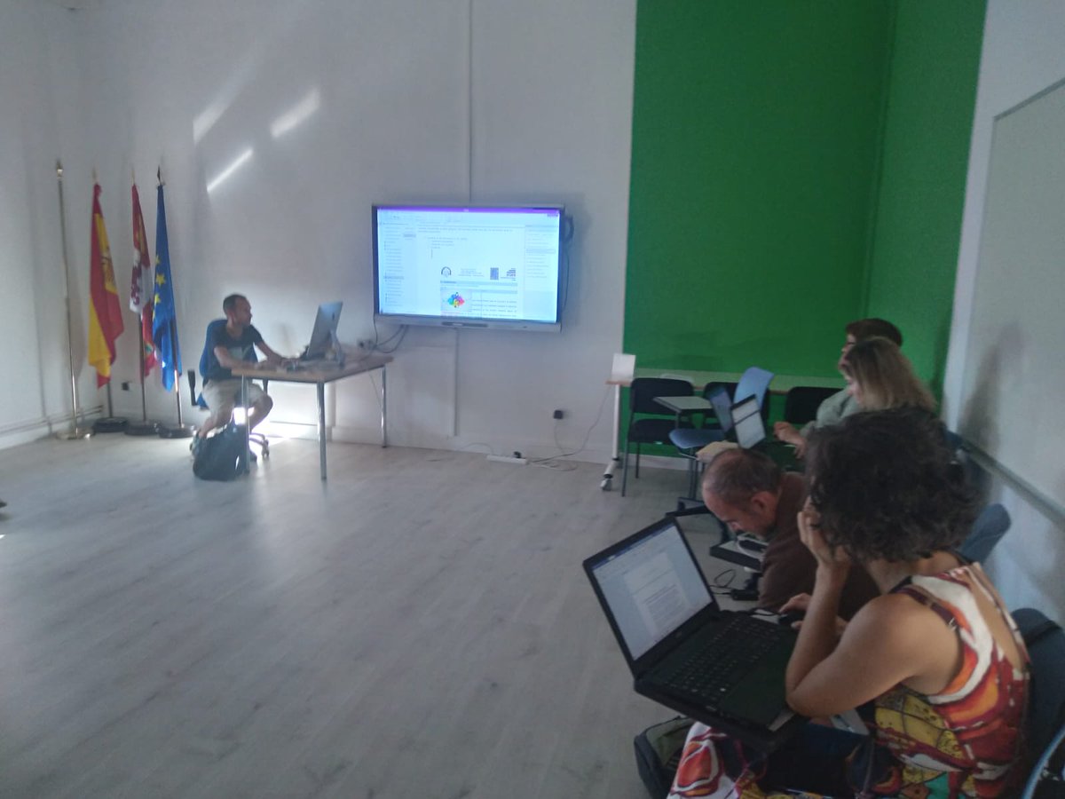 CFIE_CR's tweet image. Segunda sesión del Curso Potencia tu productividad y colaboración con #OneNote y #Office365 en el @CFIE_CR con @SimartinB Trabajando OneNote, tareas, contraseñas… comunicación y gestión de aula con #Office365 #formaciónCyL #tiCyL #innovaCyL @educaCyL #AprendizajeDigital