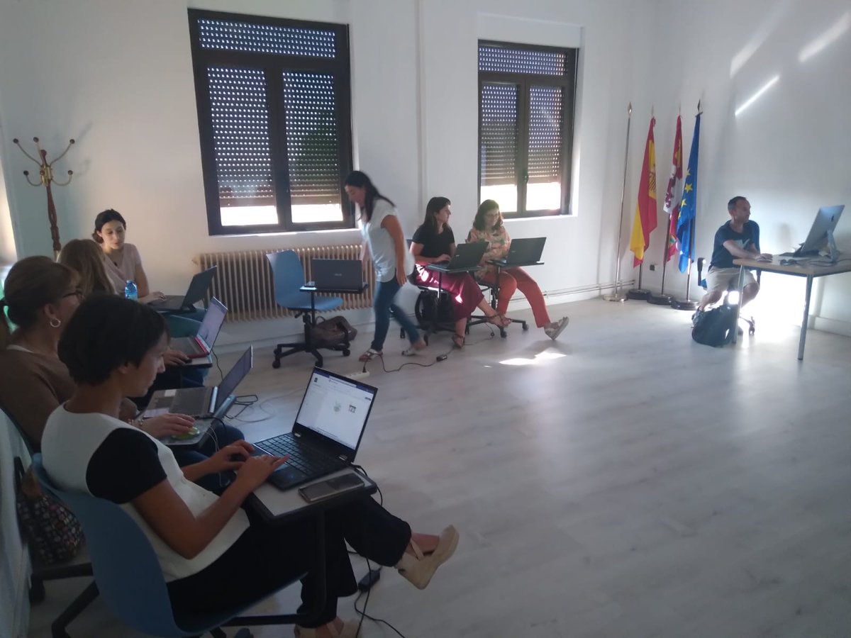 CFIE_CR's tweet image. Segunda sesión del Curso Potencia tu productividad y colaboración con #OneNote y #Office365 en el @CFIE_CR con @SimartinB Trabajando OneNote, tareas, contraseñas… comunicación y gestión de aula con #Office365 #formaciónCyL #tiCyL #innovaCyL @educaCyL #AprendizajeDigital