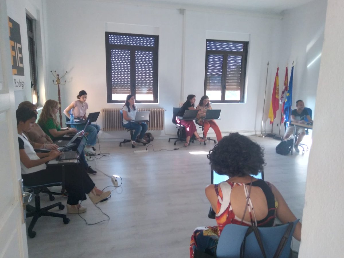 CFIE_CR's tweet image. Segunda sesión del Curso Potencia tu productividad y colaboración con #OneNote y #Office365 en el @CFIE_CR con @SimartinB Trabajando OneNote, tareas, contraseñas… comunicación y gestión de aula con #Office365 #formaciónCyL #tiCyL #innovaCyL @educaCyL #AprendizajeDigital
