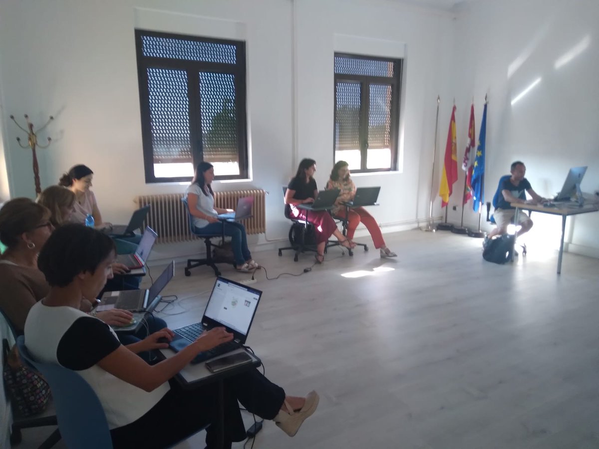 CFIE_CR's tweet image. Segunda sesión del Curso Potencia tu productividad y colaboración con #OneNote y #Office365 en el @CFIE_CR con @SimartinB Trabajando OneNote, tareas, contraseñas… comunicación y gestión de aula con #Office365 #formaciónCyL #tiCyL #innovaCyL @educaCyL #AprendizajeDigital
