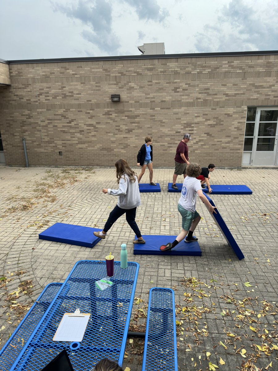 En cette belle journée automnale, les élèves de Le Caron profitent d’une journée: Esprit d’école et d’accueil.